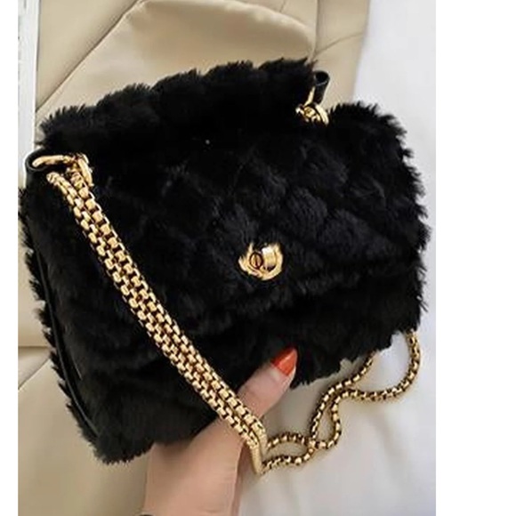 ShopEvelynne Handbags - Black Faux Fur Chic Bag